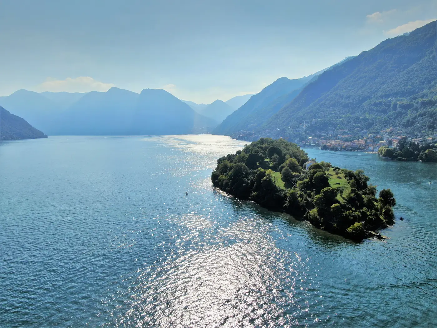 Il Lago di Como visto dall’alto, con l’Isola Comacina e le montagne sullo sfondo